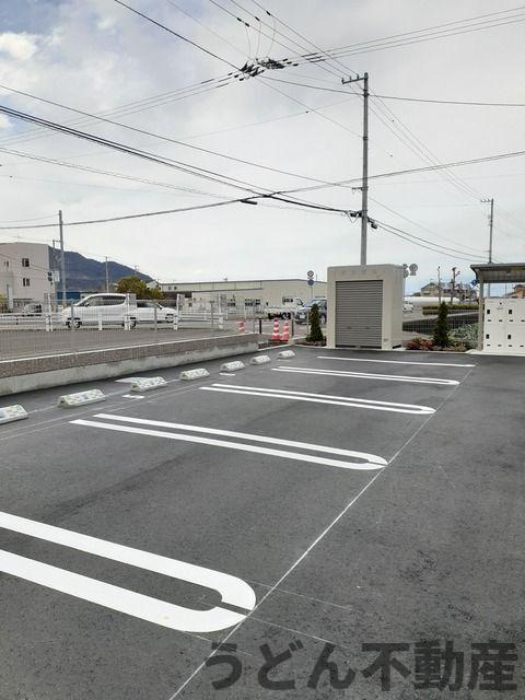 駐車場　うどん県のお部屋探しはうどん不動産へ うどんちゃんとLINE