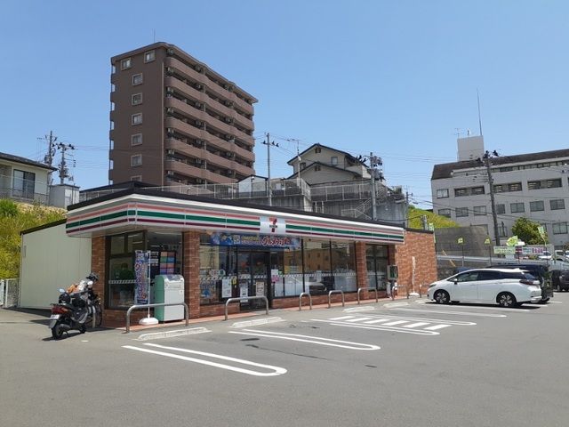 コンビニ　セブンイレブン泉本田町店（コンビニ）まで550m