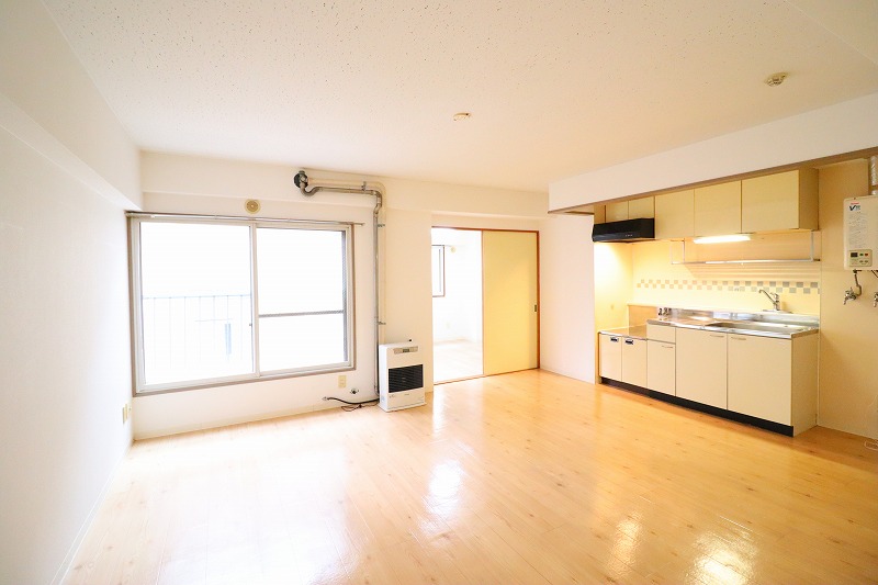 居室・リビング　窓が大きい為、明るいお部屋です☆
