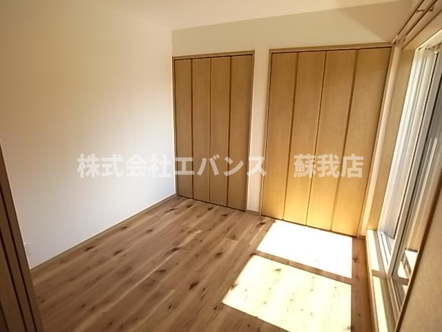 その他部屋・スペース　開放的な寝室です