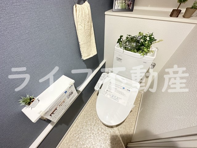 トイレ　落ち着いた色調のトイレです