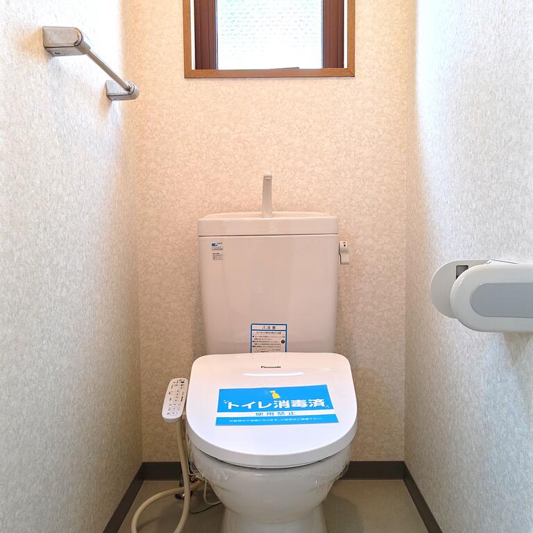 トイレ　温水暖房付き！トイレ窓あり！背面上部に収納棚あり！
