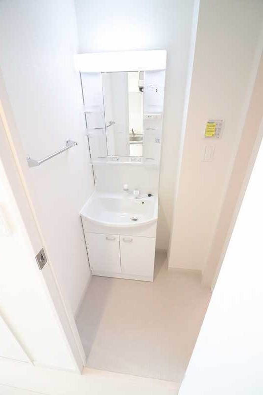 洗面設備　※同物件、別部屋の写真です。
