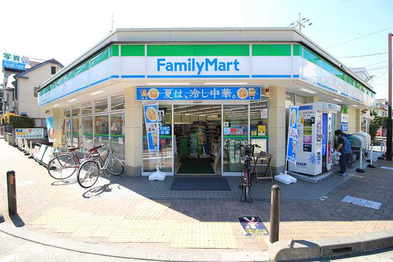 コンビニ　ファミリーマート（コンビニ）まで800m