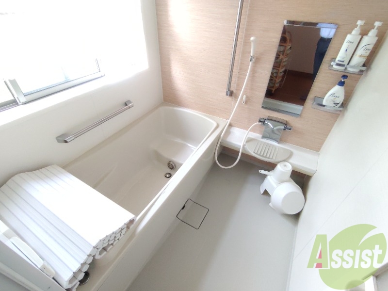 バス・シャワールーム　浴室は足も伸ばせるくらい広々しています。ゆったりできますね。