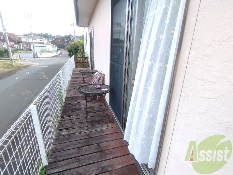 バルコニー　ベランダはよく日が当たり気持ちの良い空間です。