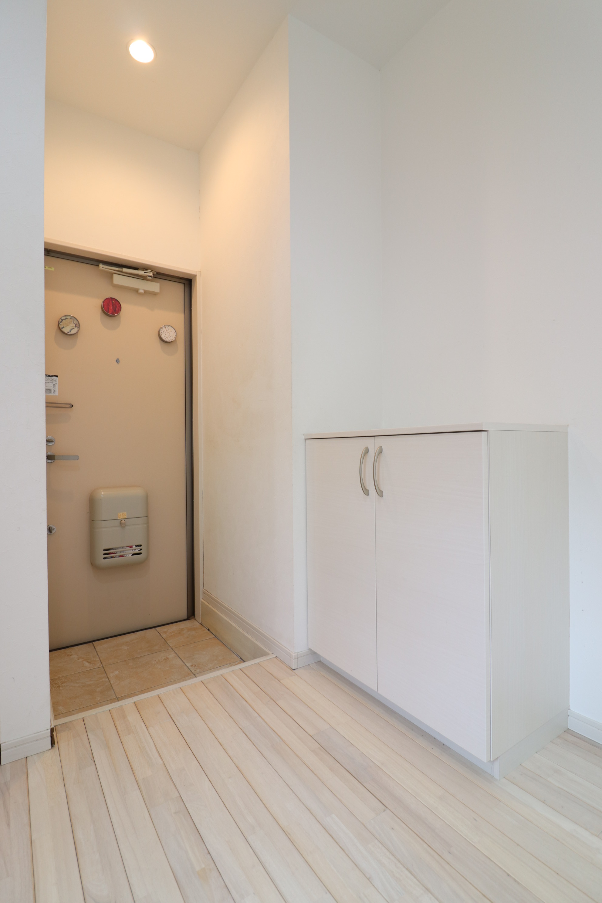 玄関　※同物件別部屋の参考写真・現況優先