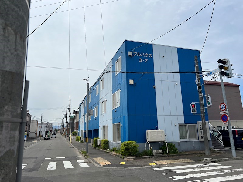 札幌市白石区北郷三条のマンションの建物外観