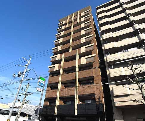 【京都市右京区西院東中水町のマンションの建物外観】