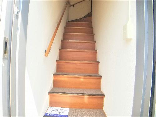 玄関　玄関を開けて正面に2Fに上がる階段があります。