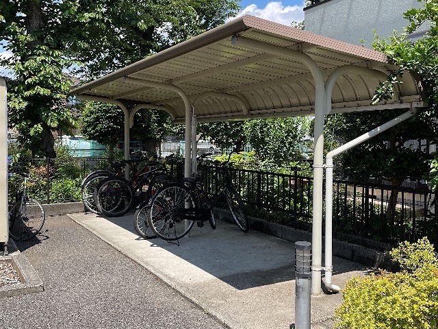 その他設備　屋根付きの駐輪場です。