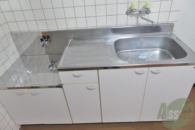 キッチン　キッチンはこちらです。広さが有って使い易そうです。