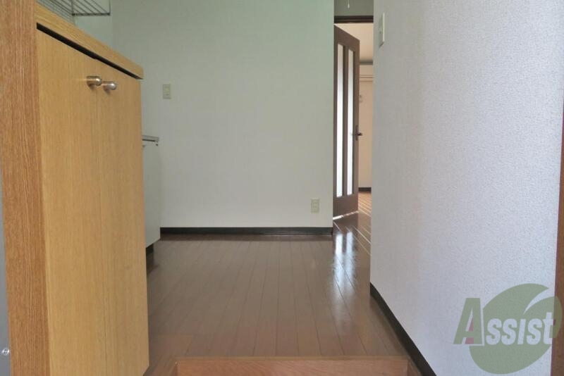 玄関　玄関から見た景色です。下駄箱が存在感ありますね。