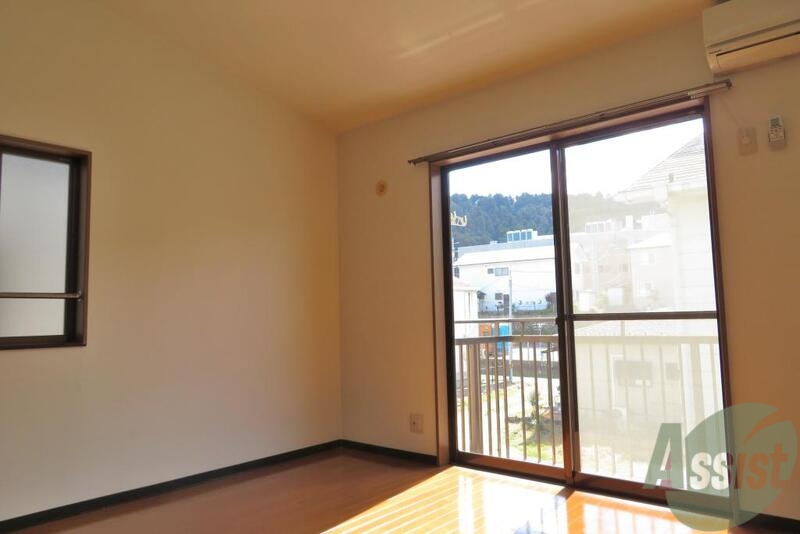 居室・リビング　大きな窓が印象的なお部屋です。広々としたお部屋で快適です。