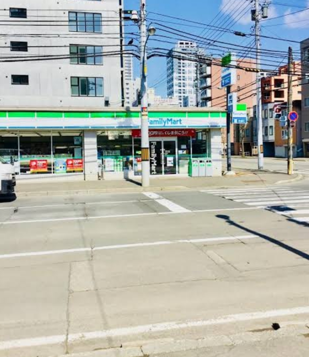 コンビニ　ファミリーマート札幌南5条西20丁目店（コンビニ）まで171m