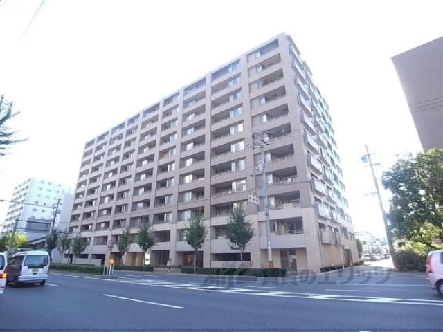 京都市中京区西ノ京下合町のマンションの建物外観