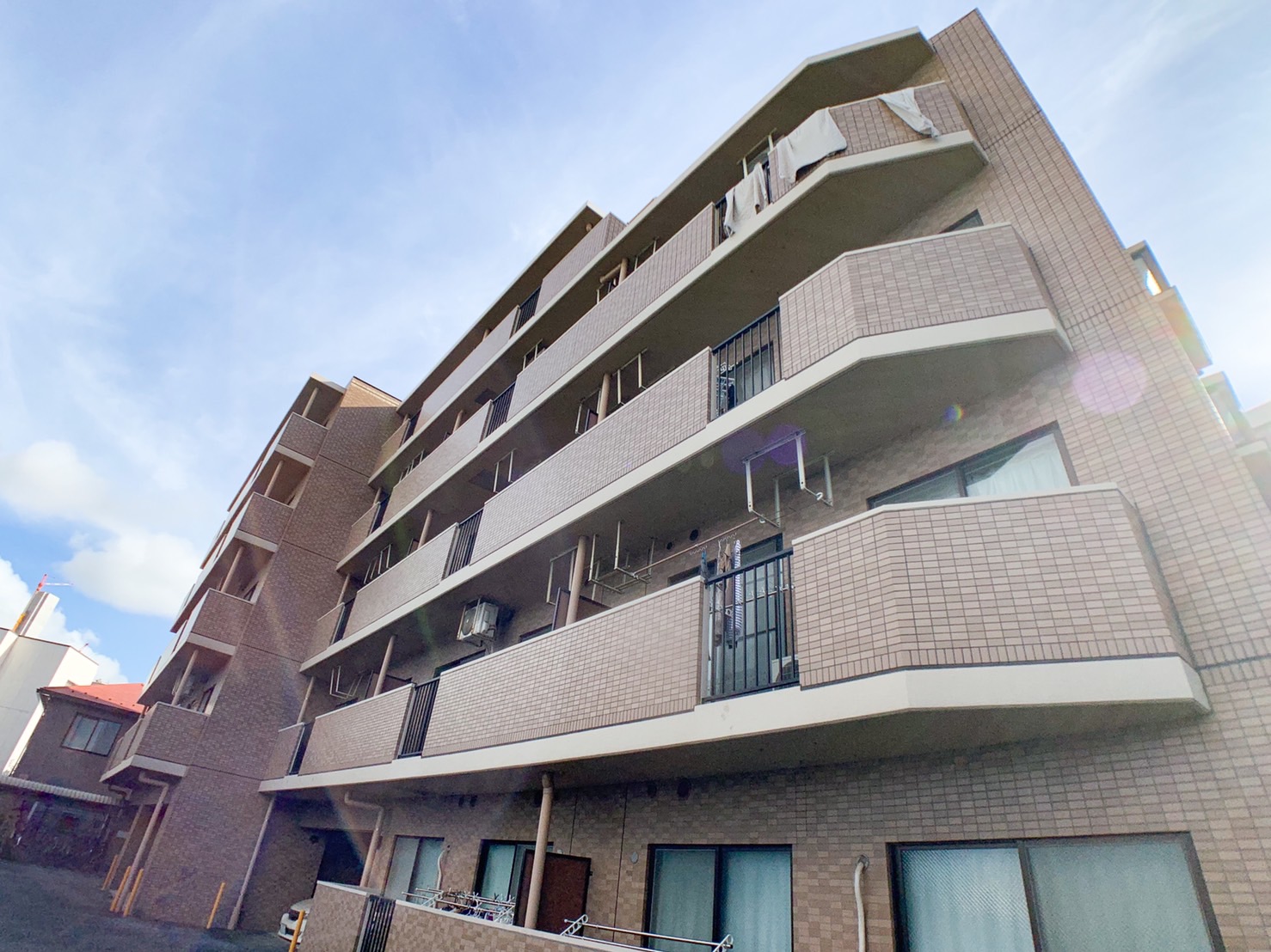 建物外観　綺麗なタイル張りマンション