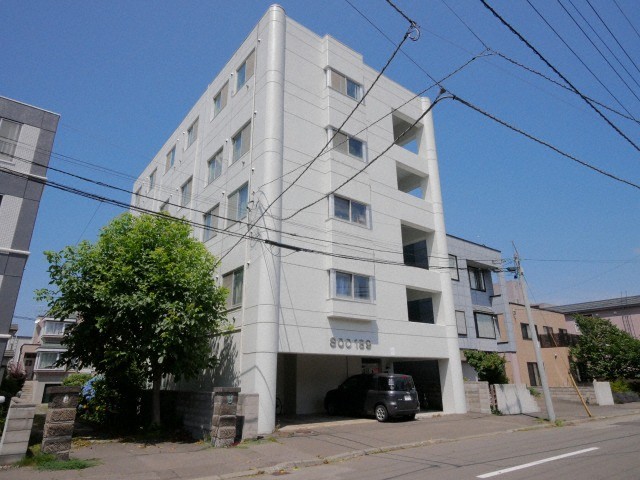 【札幌市中央区南十八条西のマンションの建物外観】