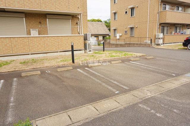 【リビングタウン阿倉川　Aの駐車場】