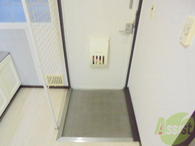 玄関　玄関を入ってすぐ中が丸見えにならないのがイイですね。