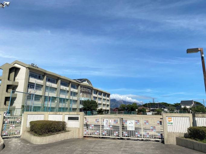 【鹿児島市伊敷のマンションの中学校】