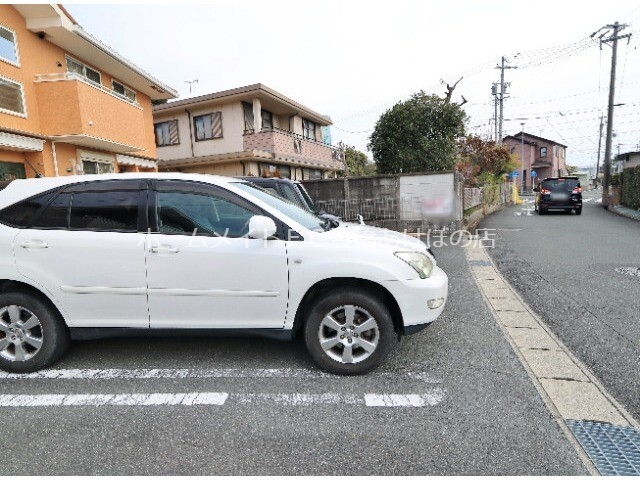 【ローレル　Iの駐車場】