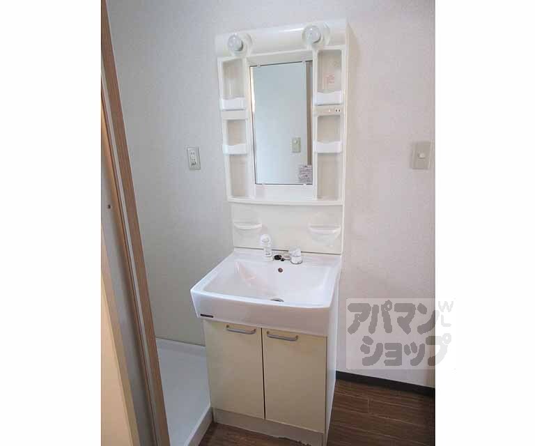 洗面設備　両サイドには収納スペースもあります！