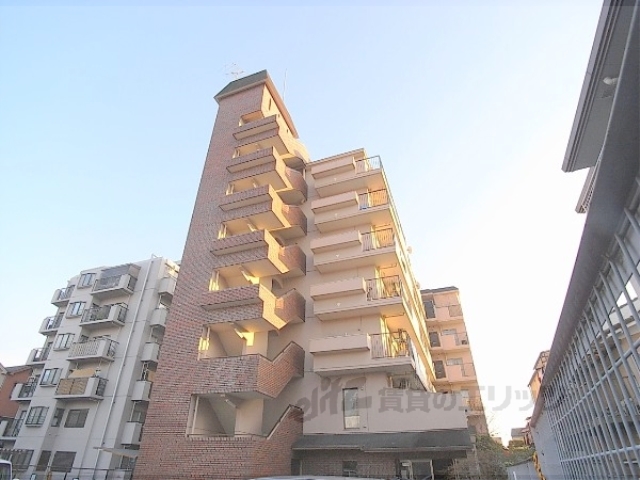 【シルバ－シャトー太秦の建物外観】