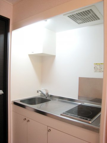 キッチン　IH２口コンロ。作業スペースもしっかりあります。