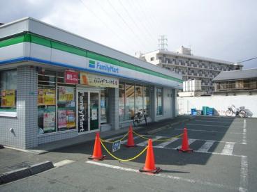 コンビニ　ファミリーマート（コンビニ）まで1979m