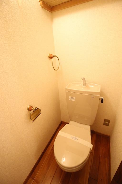 トイレ　お洒落なタオルリング＆ペーパーホルダー付き