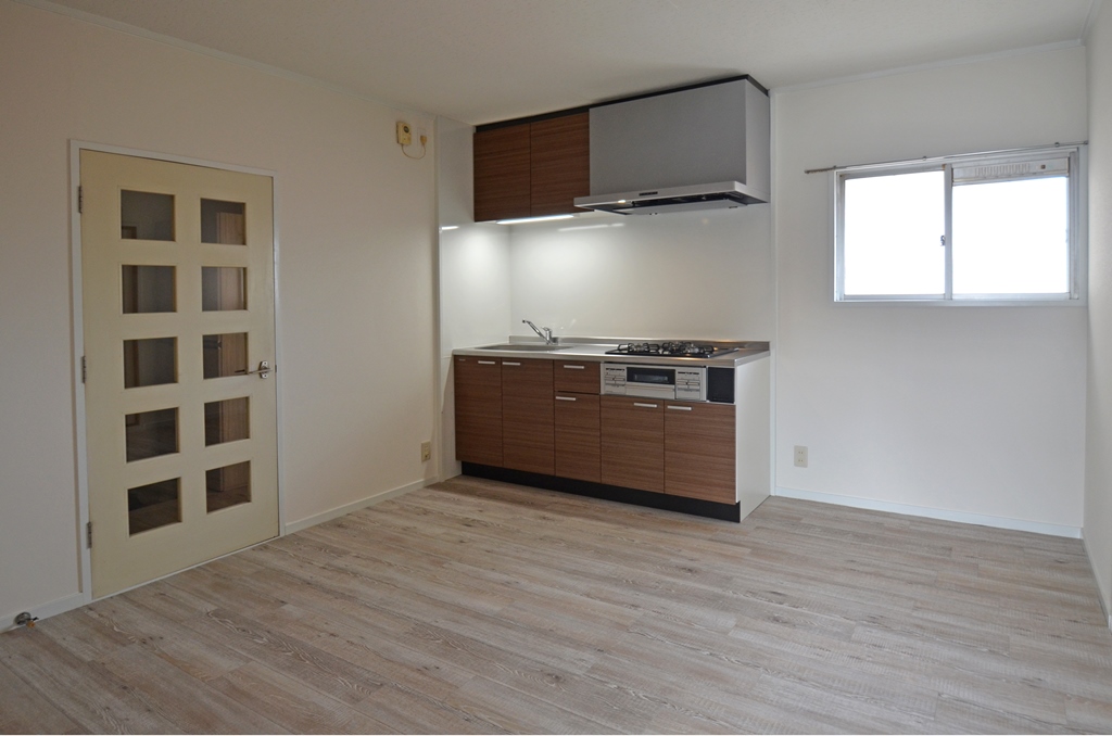 居室・リビング　床はアンティーク調のフロアタイルを採用しました。