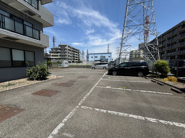 【相模原市緑区西橋本のマンションの駐車場】