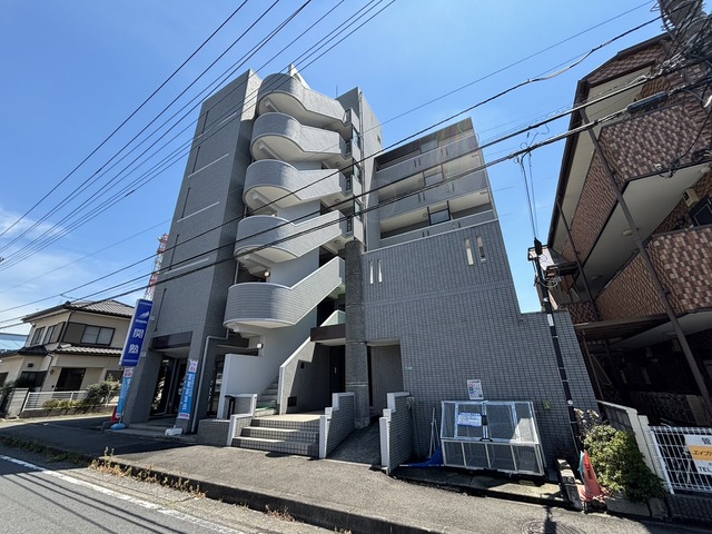 【相模原市緑区西橋本のマンションの建物外観】