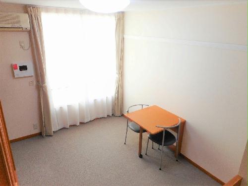 居室・リビング　テーブルは折り畳み式です