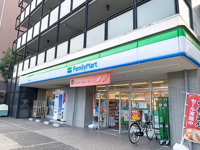 コンビニ　ファミリーマート（コンビニ）まで180m