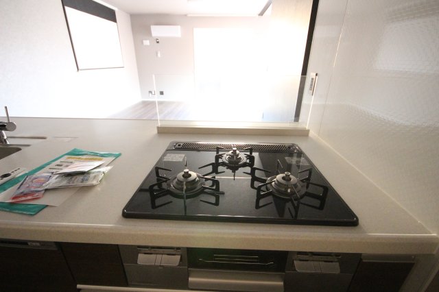 キッチン　3口コンロ