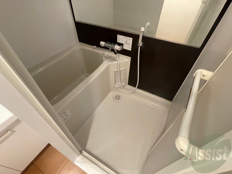 バス・シャワールーム　バスルームは狭すぎず、シャワーも浴びやすそうです。