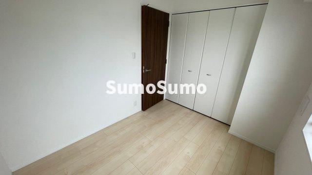 その他部屋・スペース　開放的な寝室です