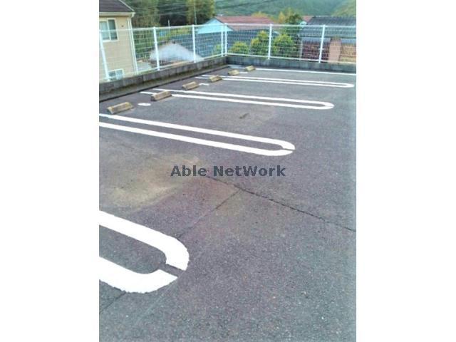 【諫早市平山町のアパートの駐車場】