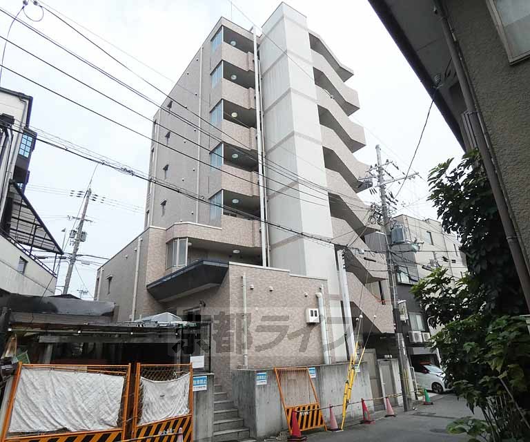 京都市伏見区深草下川原町のマンションの建物外観