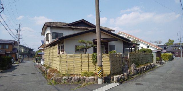 菰野町小島貸家の建物外観