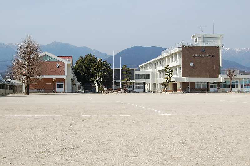 【菰野町小島貸家の小学校】