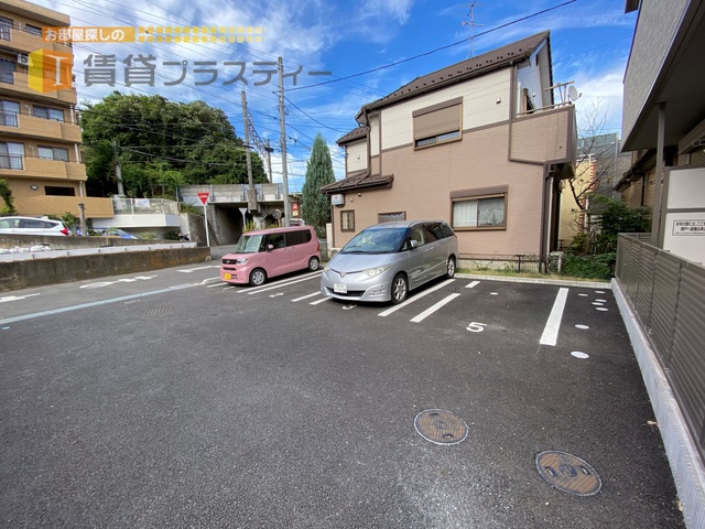 【市川市大野町のアパートの駐車場】