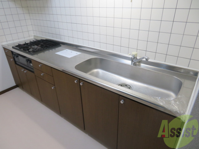 キッチン　広めのキッチン。充分過ぎる調理スペースです。