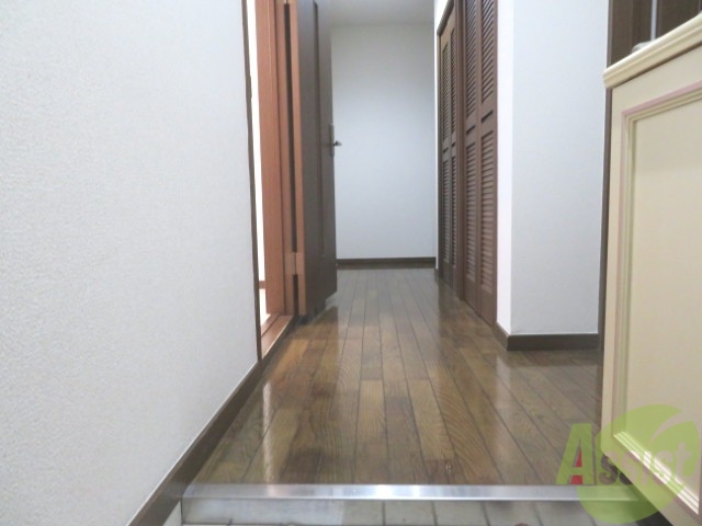 玄関　玄関から見たものです。落ち着いた色のフローリングです。