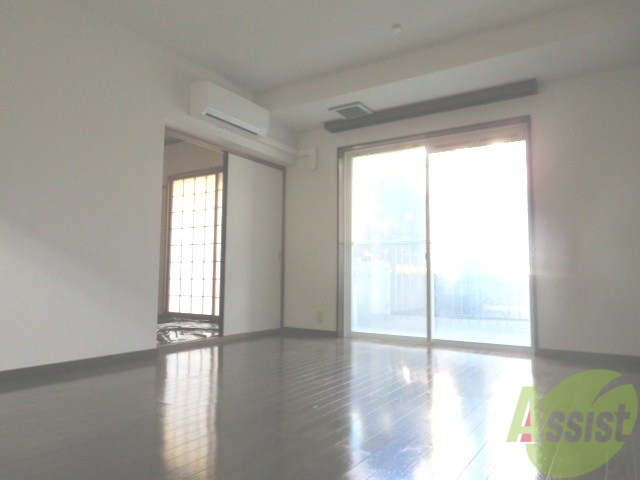 居室・リビング　フローリングはとても綺麗。大きめの掃き出し窓ですね。