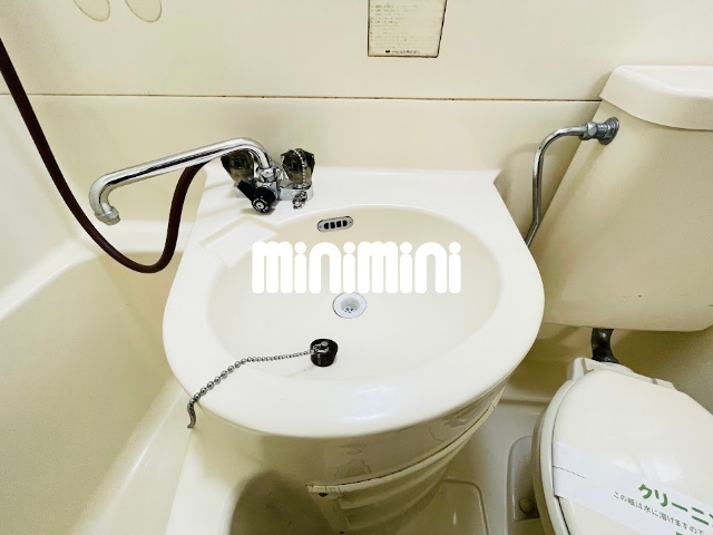 洗面設備　お掃除しやすい３点ユニットバスです