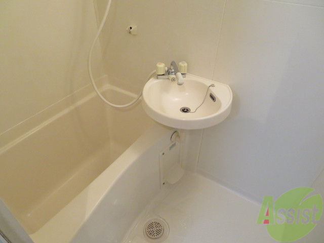 バス・シャワールーム　バスルームは狭すぎず、シャワーも浴びやすそうです。