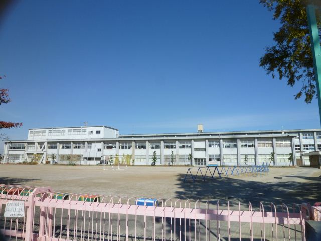 小学校　市立岩倉東小学校（小学校）まで560m